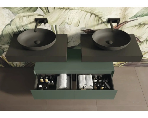 Badkamer met twee ronde opzetwastafels, onderkast met laden en handdoeken en cosmetica