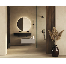 Badkamer met wastafel, spiegel met verlichting en douche
