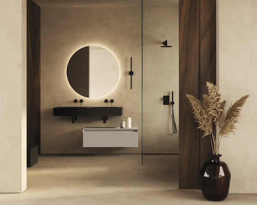 Badkamer met wastafel, spiegel met verlichting en douche