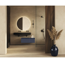 Moderne badkamer met wastafel, spiegel en douche