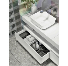 Moderne badkamer met witte wastafelonderkast, open lade en opzetwastafel
