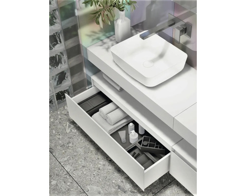 Moderne badkamer met witte wastafelonderkast, open lade en opzetwastafel
