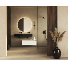 Moderne badkamer met ronde spiegels en wastafel