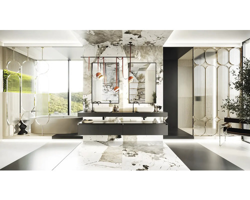 Lichte badkamer met dubbele wastafel, spiegels en bad voor een raam