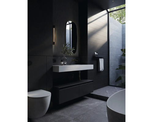 Moderne badkamer met toilet, wastafel, spiegel en bad