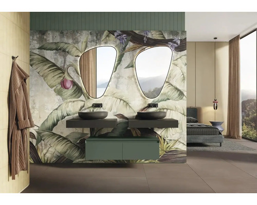 Moderne badkamer met dubbele wastafel, verlichte spiegels en tropisch behang