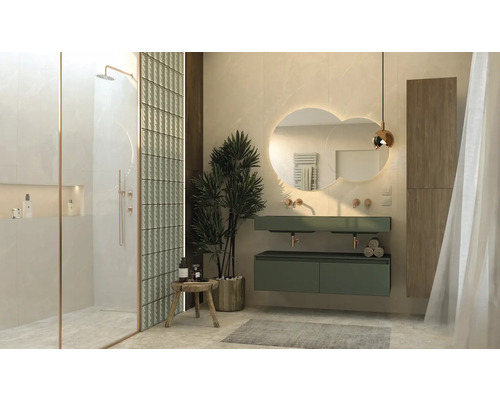 Lichte badkamer met douche, wastafel met spiegel en decoraties