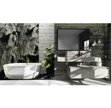 Badkamer met bad, wastafel, spiegel en wanddecoratie in steen- en houtlook.