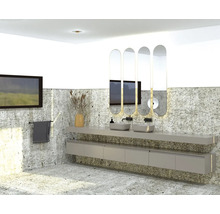 Badkamer met wastafels, spiegels, handdoekrek en decoratie