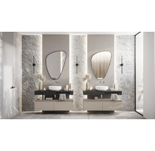 Badkamer met twee wastafels, spiegels en decoratieve wanddecoratie