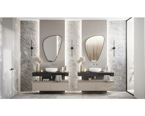 Badkamer met twee wastafels, spiegels en decoratieve wanddecoratie