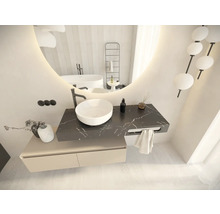 Moderne badkamer met ronde spiegel, opzetwastafel, wastafelonderkast en bad