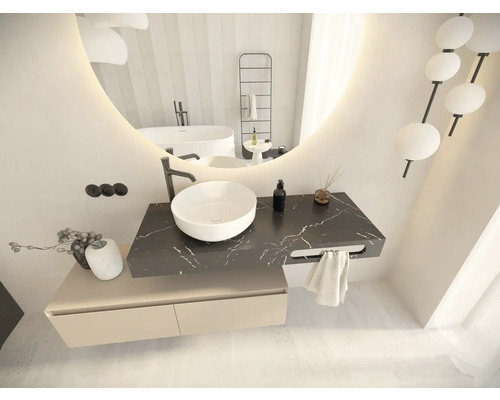 Moderne badkamer met ronde spiegel, opzetwastafel, wastafelonderkast en bad