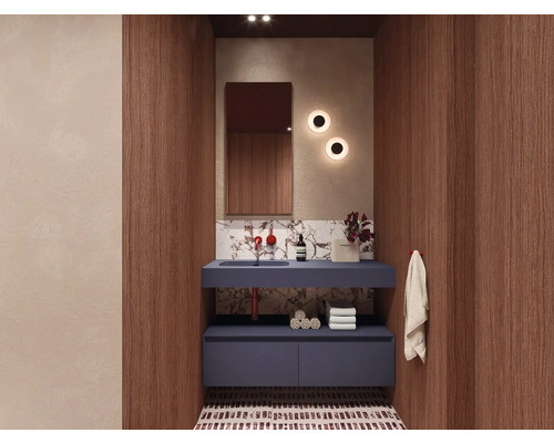 Moderne badkamer met wastafelonderkast, spiegel en handdoeken