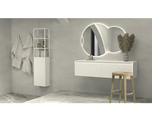 Moderne badkamer met wastafel, verlichte spiegel, rek en handdoeken
