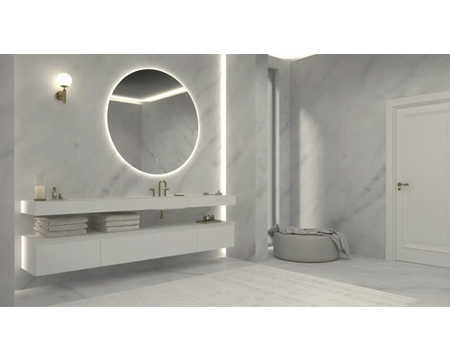 Moderne badkamer met ronde spiegel, wastafel en handdoeken