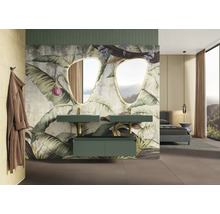 Badkamer met dubbele wastafel, onregelmatig gevormde spiegels en tropisch wandpatroon