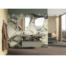 Badkamer met dubbele wastafel, spiegels, muurschildering met plantmotieven en aangrenzende slaapruimte