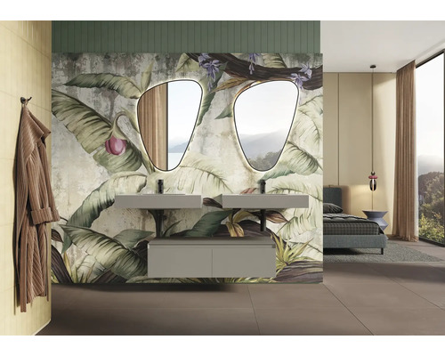 Badkamer met dubbele wastafel, spiegels, muurschildering met plantmotieven en aangrenzende slaapruimte