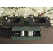 Dubbele wastafel met twee grijze wasbakken, kranen en open onderkast in de badkamer