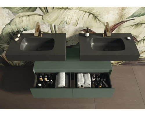 Dubbele wastafel met twee grijze wasbakken, kranen en open onderkast in de badkamer