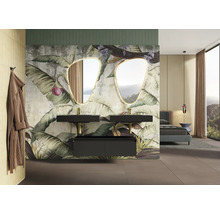 Badkamer met dubbele wastafel, spiegels met verlichting en een bloemmotief op de muur.