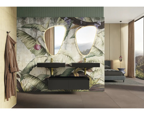 Badkamer met dubbele wastafel, spiegels met verlichting en een bloemmotief op de muur.