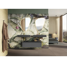 Badkamer met twee wastafels, spiegels en decoratief behang