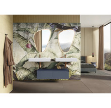 Moderne badkamer met dubbele wastafel, spiegels en tropisch behang