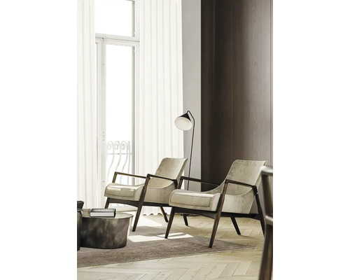 Woonkamer met twee fauteuils en een staande lamp