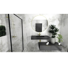 Badkamer met douche, wastafel, spiegel en planten