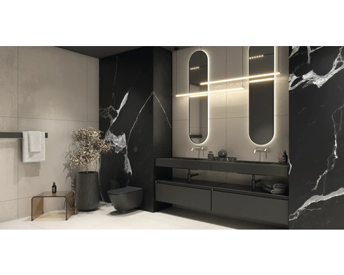 Moderne badkamer met zwarte marmeren wand, wastafelmeubel met twee wastafels, spiegels en toilet.