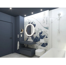 Lichte badkamer met wastafel, toilet, bad en muurschildering
