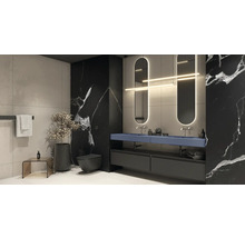Moderne badkamer met wastafel, spiegels en toilet tegen een zwarte marmeren wand