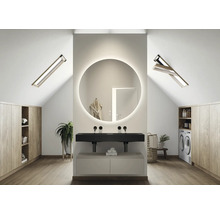 Lichte badkamer op zolder met ronde spiegel met verlichting, wastafel, dakramen en inbouwkasten