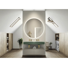 Lichte badkamer op zolder met ronde spiegel, wastafel en dakramen