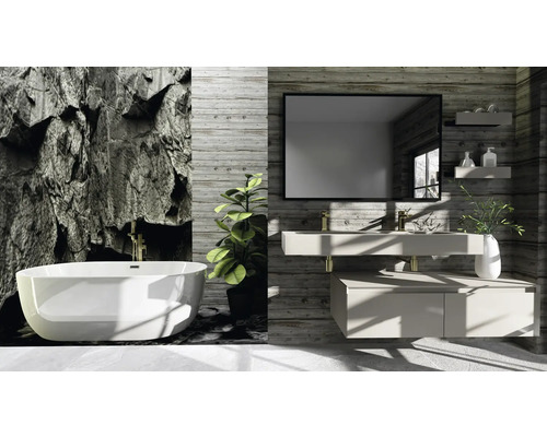 Badkamer met bad, wastafel, spiegel en rustieke wanddecoratie