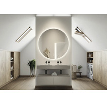 Moderne badkamer op zolder met ronde spiegels, wastafel, opbergkasten en wasmachine