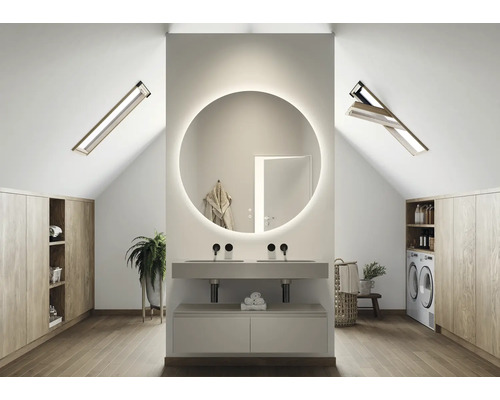 Moderne badkamer op zolder met ronde spiegels, wastafel, opbergkasten en wasmachine