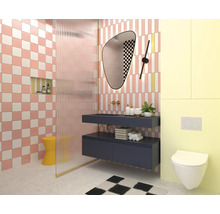 Badkamer met wastafel, spiegel, toilet en schaakbordpatroon