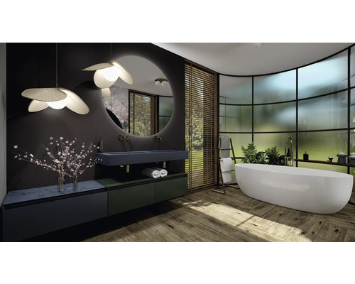 Lichte badkamer met vrijstaand bad, wastafel en grote spiegel