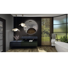 Moderne badkamer met wastafel, spiegel, verlichting, bad en handdoekenrek voor een raam.