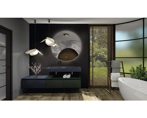 Moderne badkamer met wastafel, spiegel, verlichting, bad en handdoekenrek voor een raam.