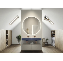 Moderne badkamer met dakramen, ronde spiegel en dubbele wastafel