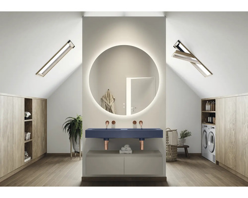 Moderne badkamer met dakramen, ronde spiegel en dubbele wastafel