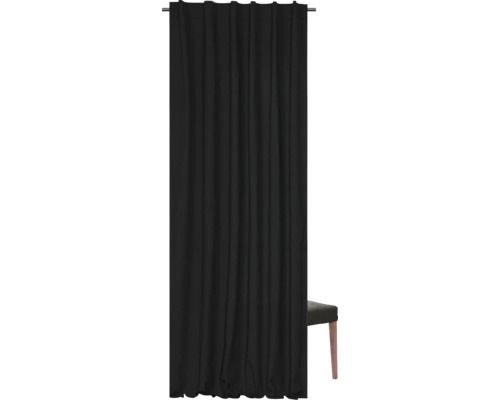 Zwart gordijn met plooibandophanging voor een stoel.