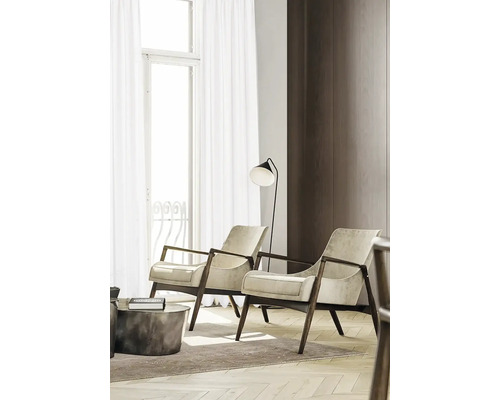 Woonkamer met twee fauteuils, een bijzettafel en een vloerlamp