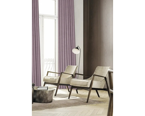 Woonkamer met fauteuils, staande lamp en gordijnen