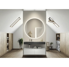 Lichte badkamer op zolder met wastafel, spiegel, inbouwkasten en dakramen