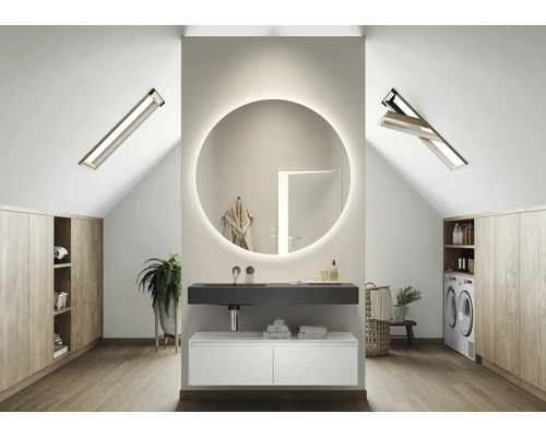 Lichte badkamer op zolder met wastafel, spiegel, inbouwkasten en dakramen